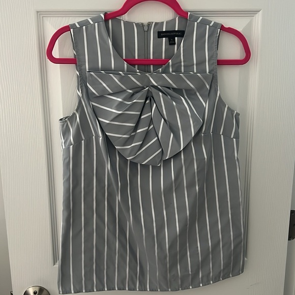 Banana Republic Gray Sleeveless Large Bow Detail Front Blouse - Picture 1 of 6